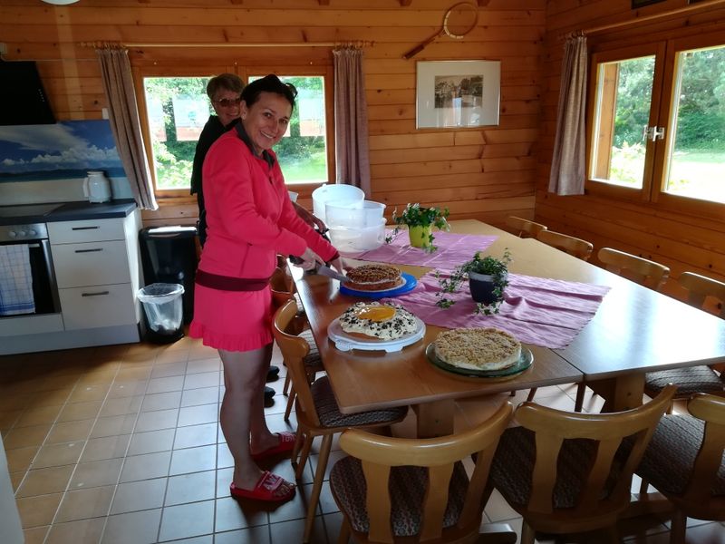 Sabine beim Kuchenschneiden